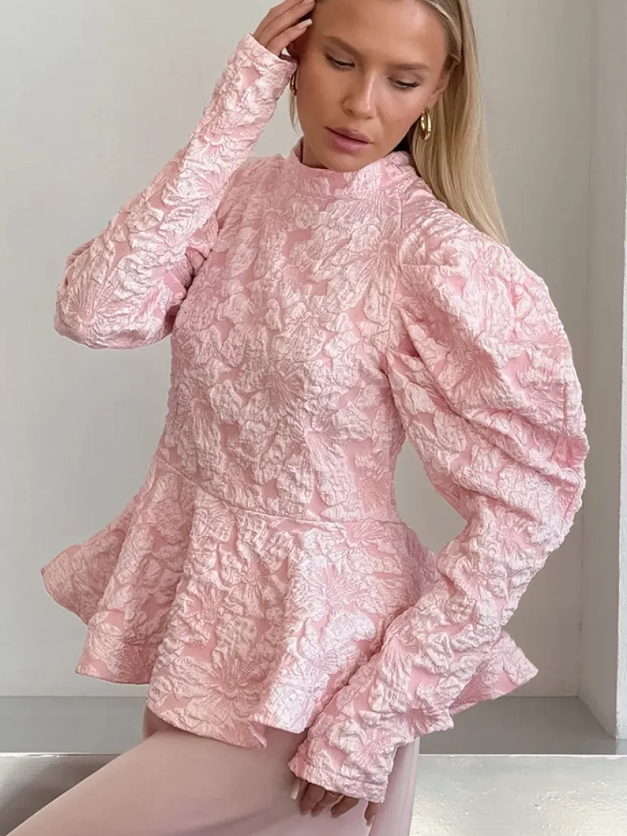Blouse texturée en jacquard à manches bouffantes col montant taille péplum ourlet évasé