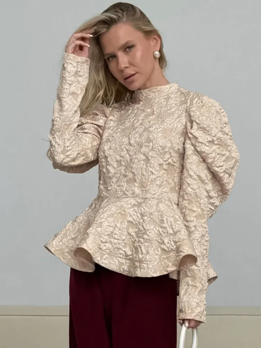 Blouse texturée en jacquard à manches bouffantes col montant taille péplum ourlet évasé