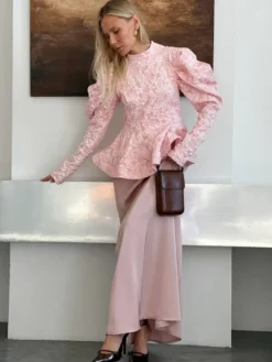 Blouse texturée en jacquard à manches bouffantes col montant taille péplum ourlet évasé