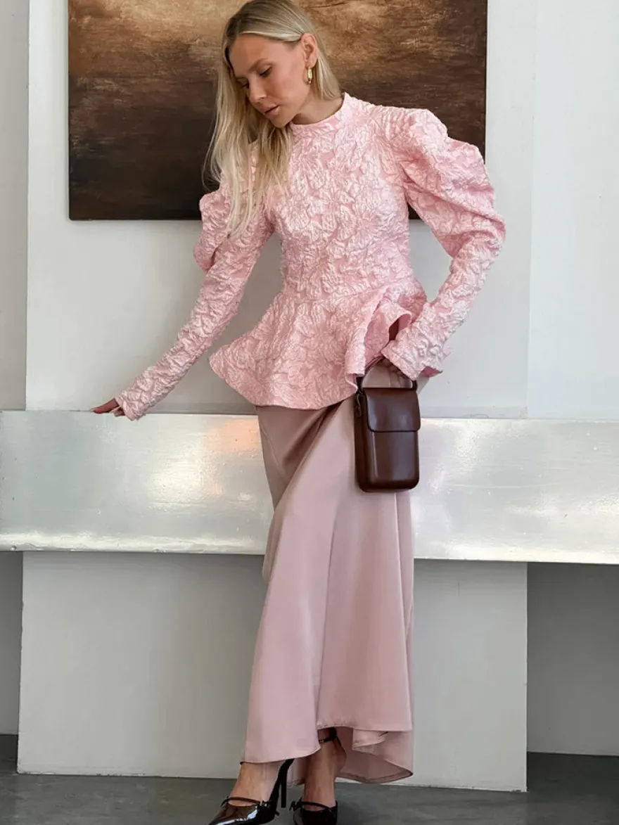 Blouse texturée en jacquard à manches bouffantes col montant taille péplum ourlet évasé