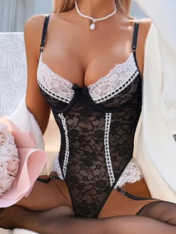 Body en lingerie avec nœuds bicolores noir et rouge bordure blanche contrastante et jarretières