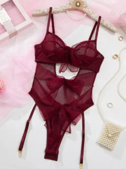 Body nuisette rouge bordeaux en résille transparente avec nœud papillon et découpes.