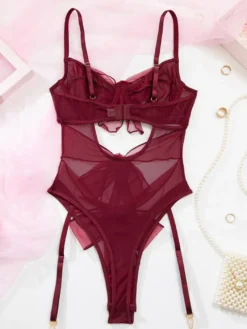 Body nuisette rouge bordeaux en résille transparente avec nœud papillon et découpes.