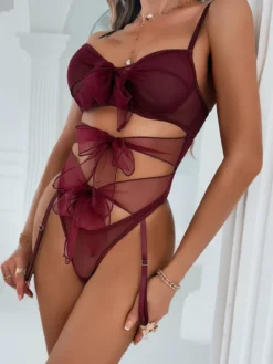 Body nuisette rouge bordeaux en résille transparente avec nœud papillon et découpes.