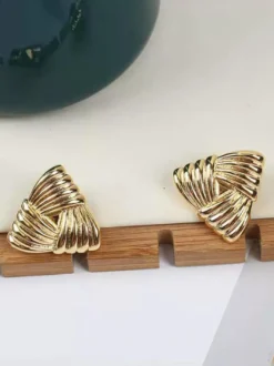 Boucles d'oreilles dorées pour adulte style vintage géométrique triangle pour tous les jours. Bijou
