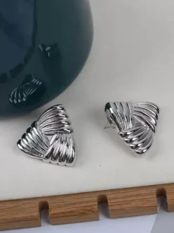 Boucles d'oreilles dorées pour adulte style vintage géométrique triangle pour tous les jours. Bijou