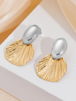 Boucles d'oreilles dorées pour adulte style européen décontracté motif feuille. Bijou de tous les jours.