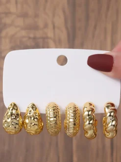 Boucles d'oreilles dorées pour adulte style classique géométrique décontracté. Bijou du quotidien.