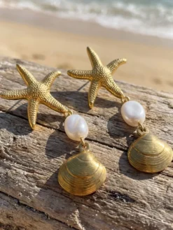 Boucles d'oreilles en métal doré style baroque décontracté pour adulte motif étoile de mer et coquillage. Bijou à porter au quotidien.