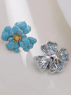 Boucles d'oreilles puces en cristal bleu pavé 3D en forme de fleur centre doré style floral affirmé
