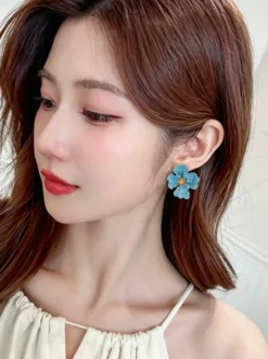 Boucles d'oreilles puces en cristal bleu pavé 3D en forme de fleur centre doré style floral affirmé