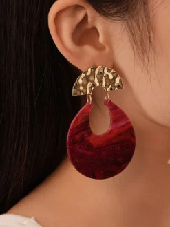 Boucles d'oreilles rouges en plastique pour adultes style vintage géométrique idéales pour les vacances.