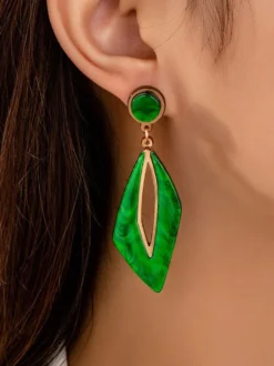 Boucles d'oreilles vertes pour adolescentes style géométrique européen décontracté. Bijoux de tous les jours.