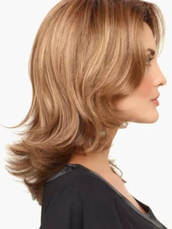 Boucles mi-longues marron clair aux extrémités