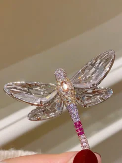 Broche libellule à aile transparente brillante ornée de strass roses multicolores