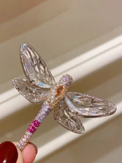 Broche libellule à aile transparente brillante ornée de strass roses multicolores