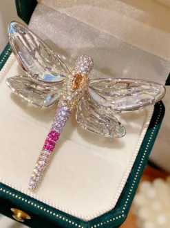 Broche libellule à aile transparente brillante ornée de strass roses multicolores
