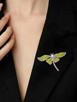 Broche libellule en pierre verte scintillante accessoire élégant pour costume