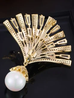 Broche pendentif en forme d'éventail ornée d'un zircon baguette et d'une grande perle.