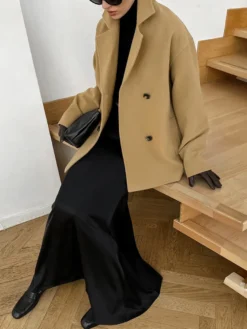 Caban camel croisé pour femme - Coupe carrée minimaliste à revers cranté - Collection streetwear printemps 2026 au luxe discret