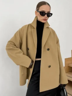 Caban camel croisé pour femme - Coupe carrée minimaliste à revers cranté - Collection streetwear printemps 2026 au luxe discret