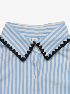 Chemise oversize à rayures bleues et blanches col festonné noir contrastant poches style décontracté