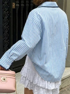 Chemise oversize à rayures bleues et blanches col festonné noir contrastant poches style décontracté