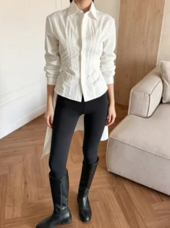 Chemisier bicolore en coton marron et blanc plissé sur le devant coupe ajustée manches à revers.