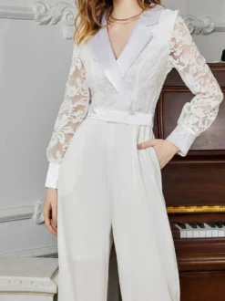 Combinaison blanche à manches longues en dentelle taille haute et jambes larges style nuptial.
