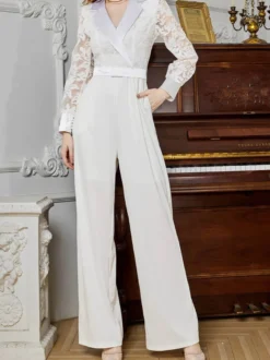 Combinaison blanche à manches longues en dentelle taille haute et jambes larges style nuptial.