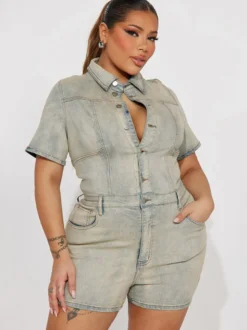 Combinaison bleu ciel clair à col rabattu et manches courtes en denim tenue d'été une pièce