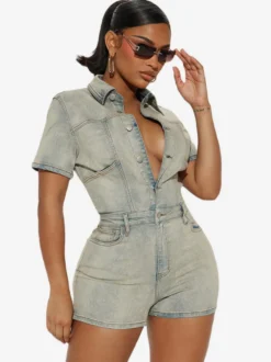 Combinaison bleu ciel clair à col rabattu et manches courtes en denim tenue d'été une pièce