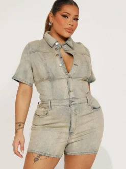 Combinaison bleu ciel clair à col rabattu et manches courtes en denim tenue d'été une pièce