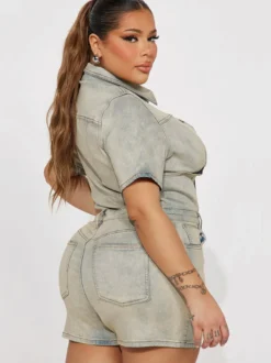 Combinaison bleu ciel clair à col rabattu et manches courtes en denim tenue d'été une pièce