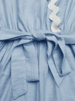 Combinaison bleue à col V manches courtes sans bretelles en viscose coupe droite idéale pour l'été.