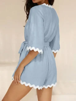 Combinaison bleue à col V manches courtes sans bretelles en viscose coupe droite idéale pour l'été.