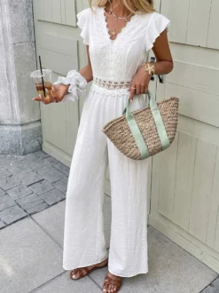 Combinaison bohème blanc cassé texturée col en V manches courtes à volants découpes en dentelle crochetée taille haute jambes larges style playsuit décontracté