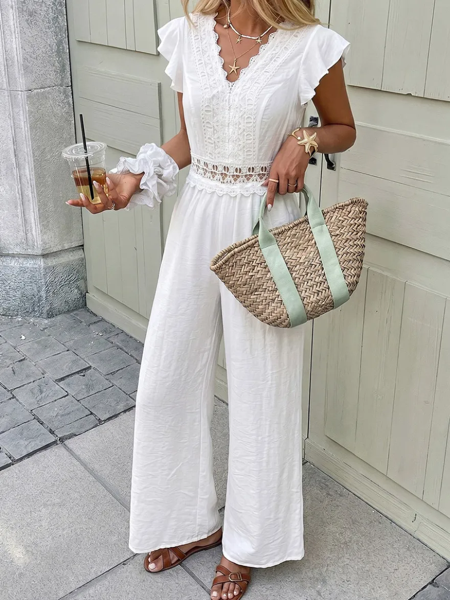 Combinaison bohème blanc cassé texturée col en V manches courtes à volants découpes en dentelle crochetée taille haute jambes larges style playsuit décontracté