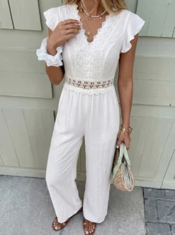 Combinaison bohème blanc cassé texturée col en V manches courtes à volants découpes en dentelle crochetée taille haute jambes larges style playsuit décontracté