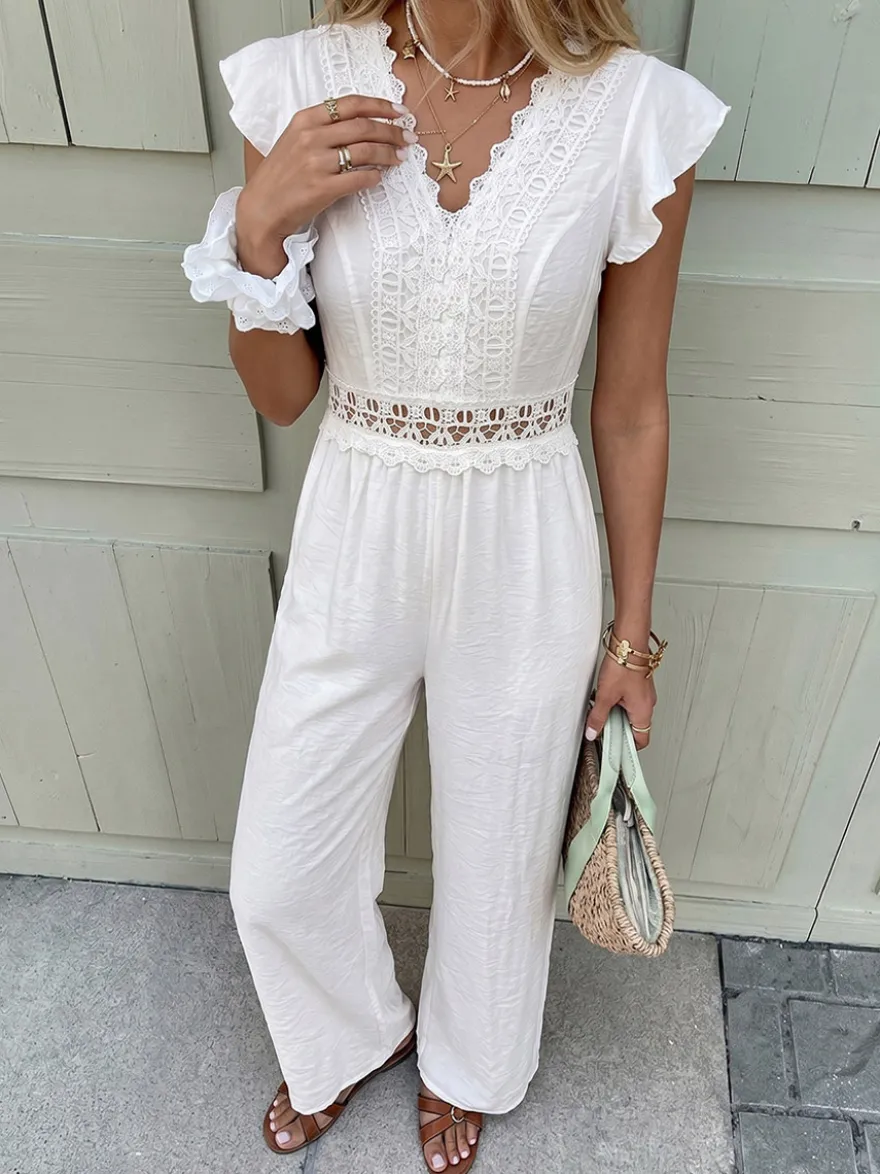 Combinaison bohème blanc cassé texturée col en V manches courtes à volants découpes en dentelle crochetée taille haute jambes larges style playsuit décontracté