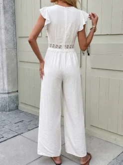 Combinaison bohème blanc cassé texturée col en V manches courtes à volants découpes en dentelle crochetée taille haute jambes larges style playsuit décontracté