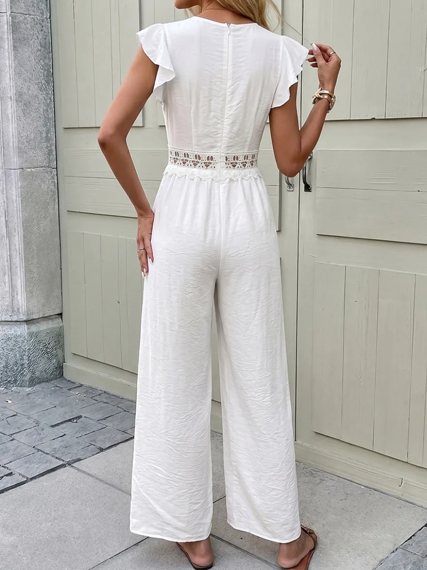 Combinaison bohème blanc cassé texturée col en V manches courtes à volants découpes en dentelle crochetée taille haute jambes larges style playsuit décontracté