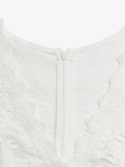 Combinaison bohème blanc cassé texturée col en V manches courtes à volants découpes en dentelle crochetée taille haute jambes larges style playsuit décontracté