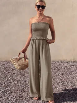 Combinaison bustier taupe unie à volants buste smocké taille haute élastique jambes larges style décontracté idéale pour les vacances.