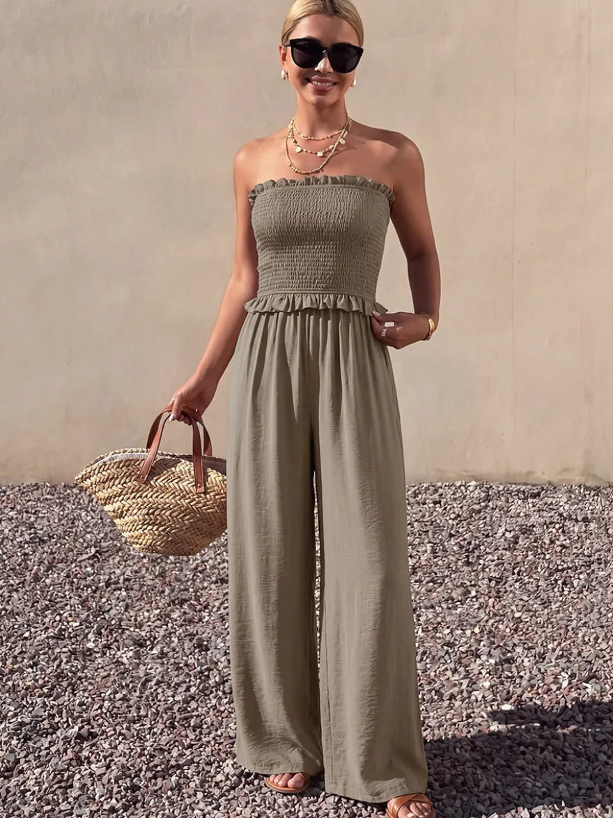 Combinaison bustier taupe unie à volants buste smocké taille haute élastique jambes larges style décontracté idéale pour les vacances.