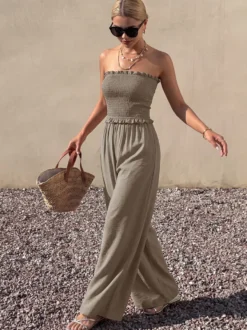 Combinaison bustier taupe unie à volants buste smocké taille haute élastique jambes larges style décontracté idéale pour les vacances.