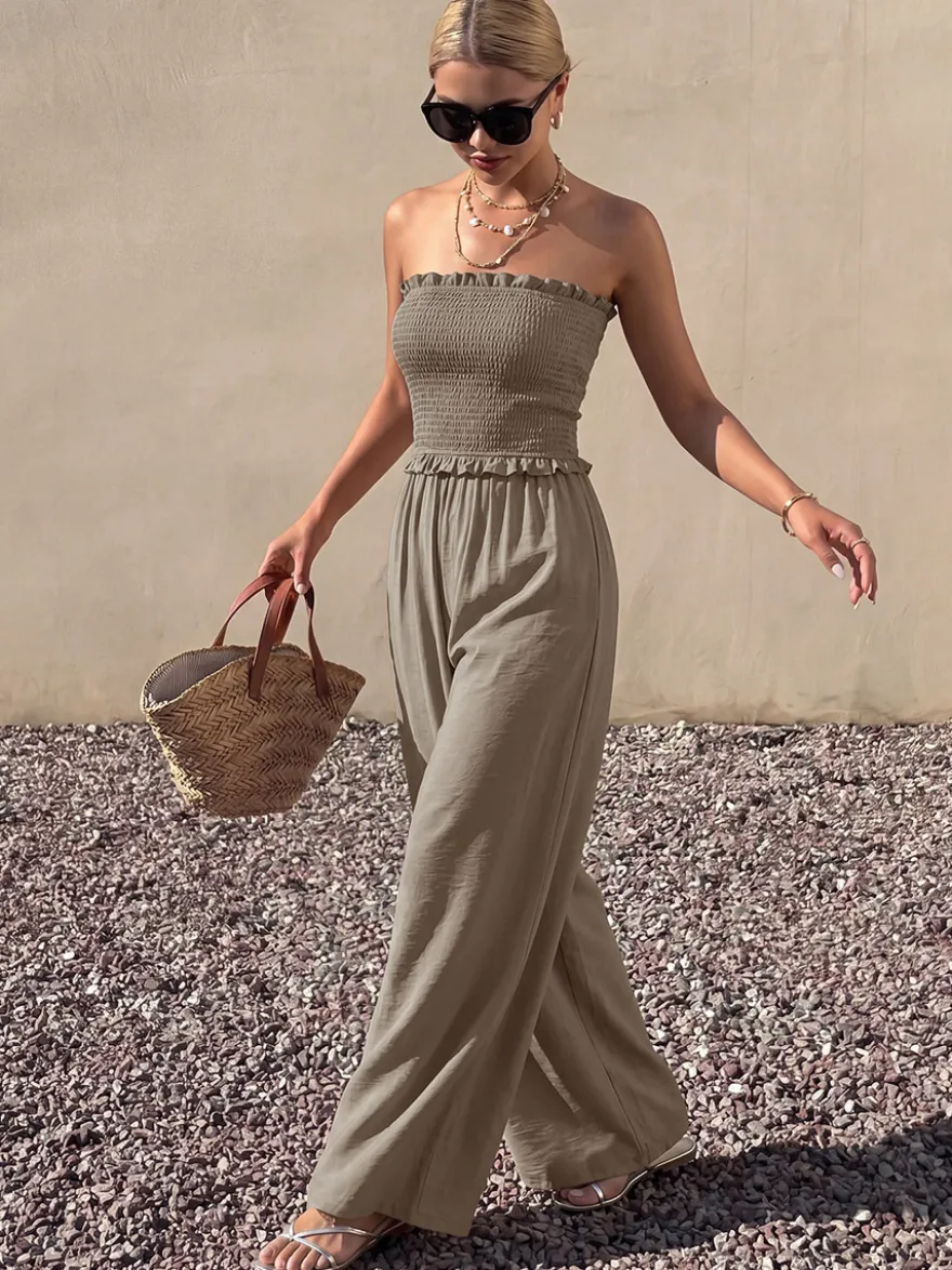 Combinaison bustier taupe unie à volants buste smocké taille haute élastique jambes larges style décontracté idéale pour les vacances.