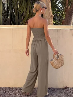 Combinaison bustier taupe unie à volants buste smocké taille haute élastique jambes larges style décontracté idéale pour les vacances.
