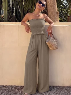 Combinaison bustier taupe unie à volants buste smocké taille haute élastique jambes larges style décontracté idéale pour les vacances.
