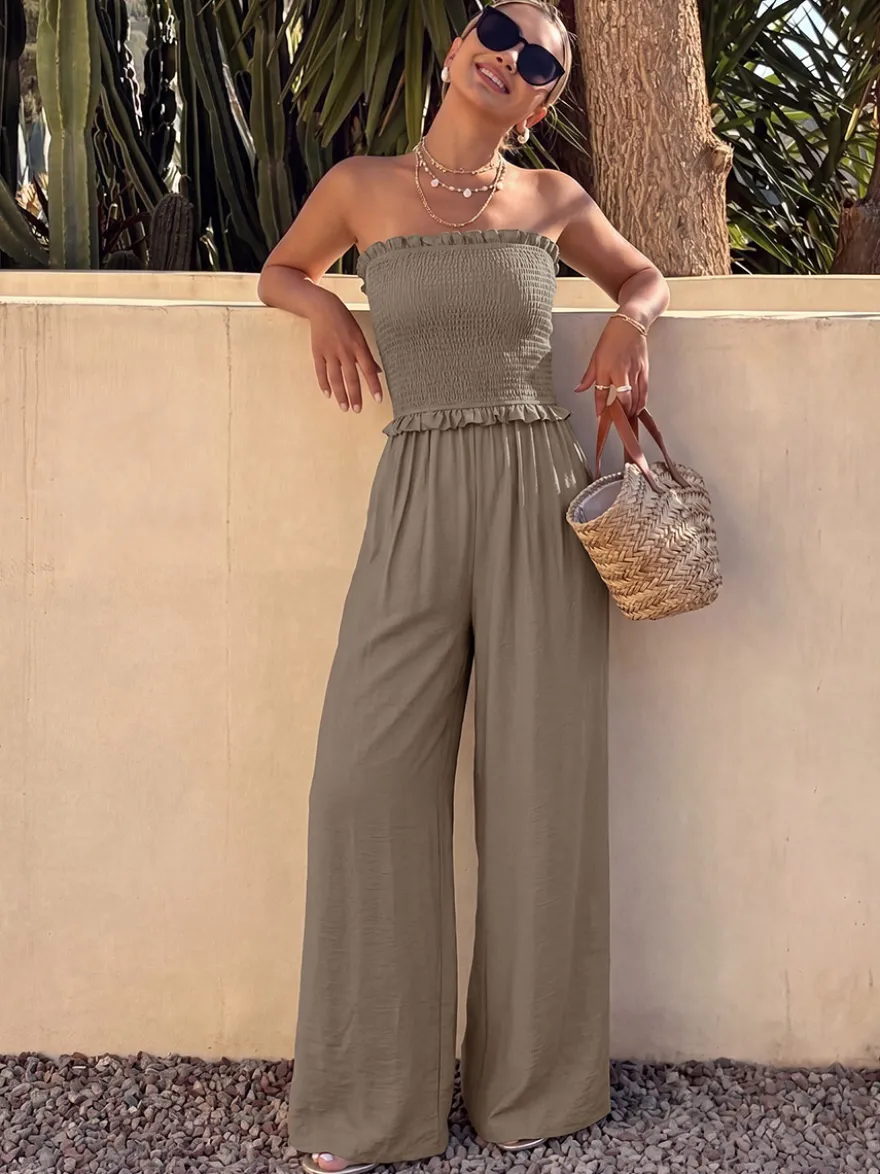 Combinaison bustier taupe unie à volants buste smocké taille haute élastique jambes larges style décontracté idéale pour les vacances.